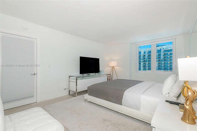 Building Photo - 2301 Collins Ave