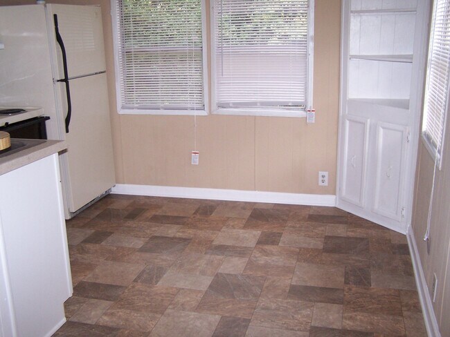Building Photo - Nice Country living 2 Bedroom 1 Bath