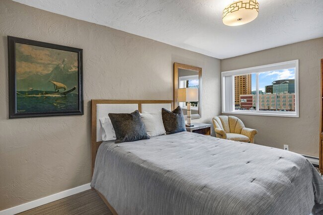 Building Photo - Perfect Downtown Furnished 1 BR Apartment