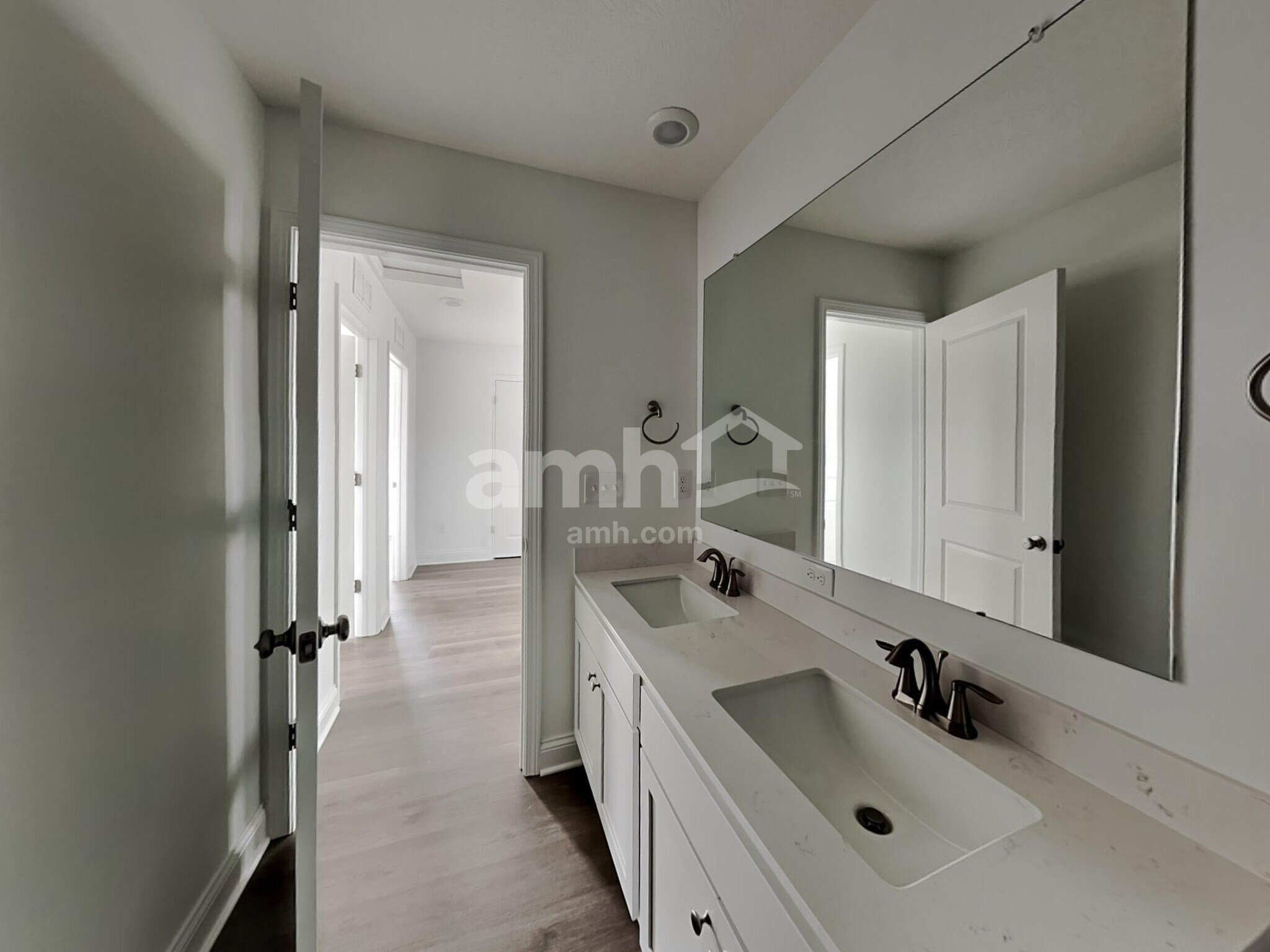 Building Photo - 301 Pne Hl Ct