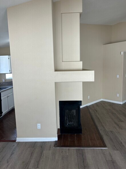 Building Photo - 15822 N 5th Ave