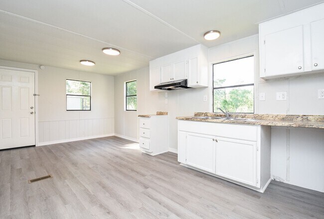 Building Photo - Cozy Roy Harris Loop mobile home