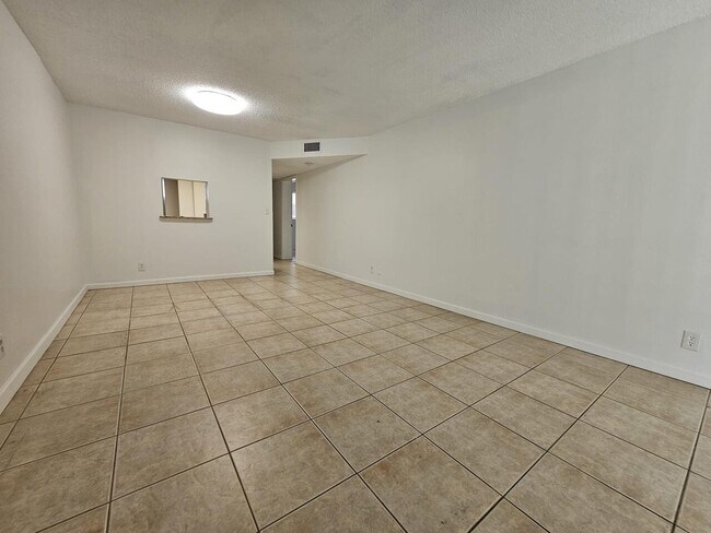 Building Photo - 8020 Fairview Dr