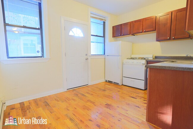 Building Photo - 4415 N Wolcott Ave