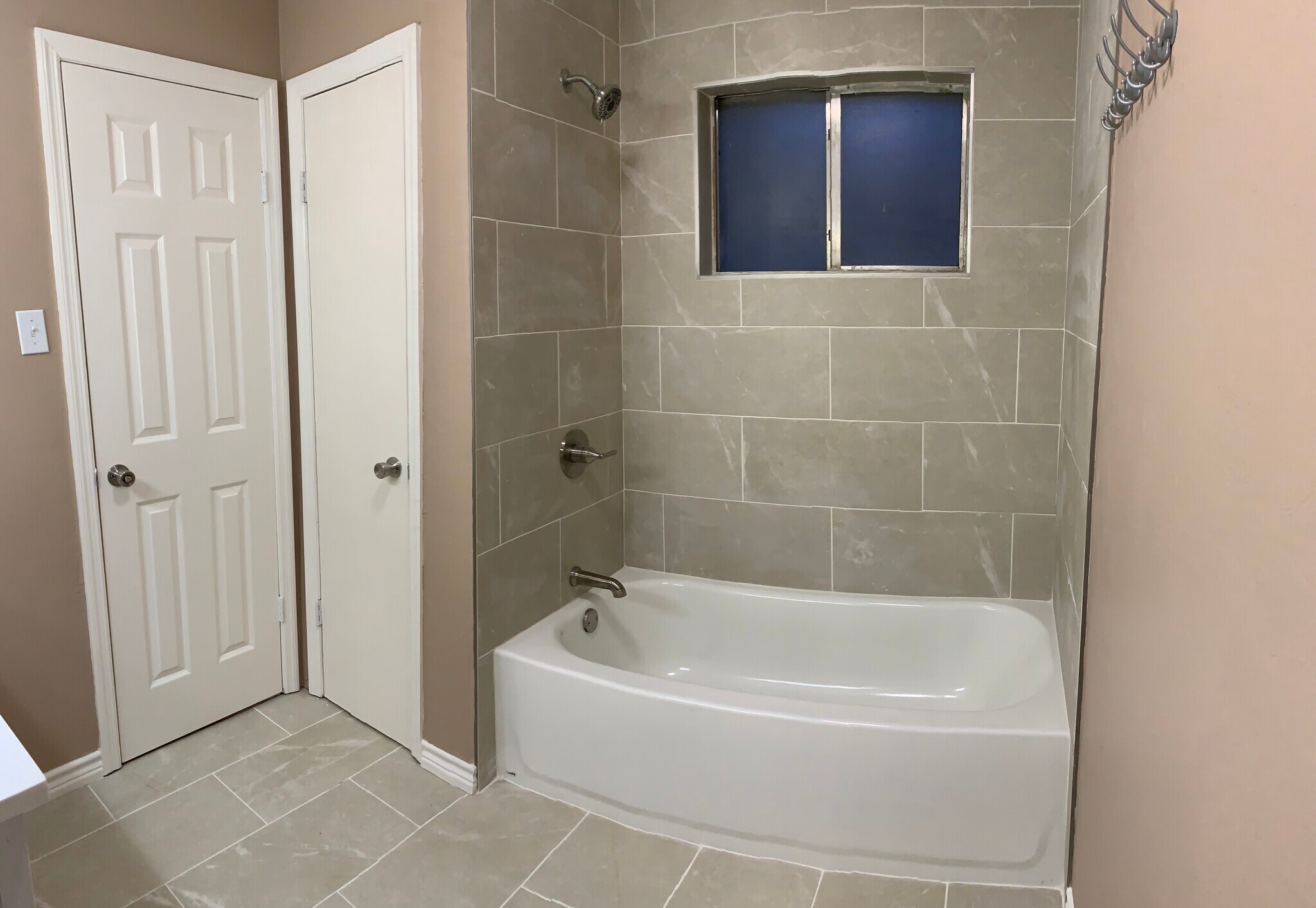 Master Bath w/linen closet - 1505 Packsaddle Ln