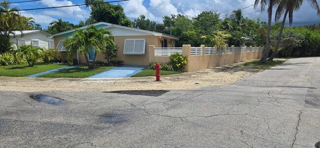 Building Photo - 1735 Bahama Dr