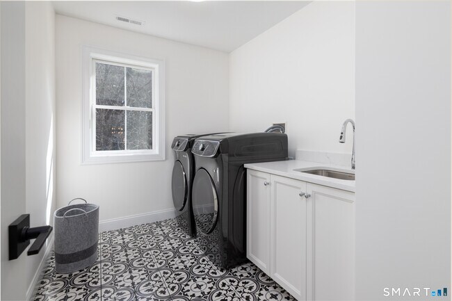 Building Photo - 112 Stallion Dr