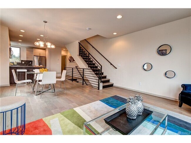 Building Photo - 3Bd/2.5Ba Seattle Townhome