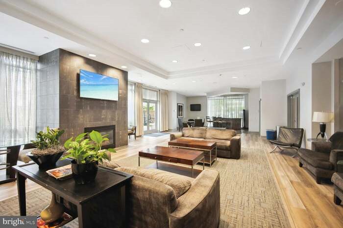 Building Photo - 880 N Pollard St