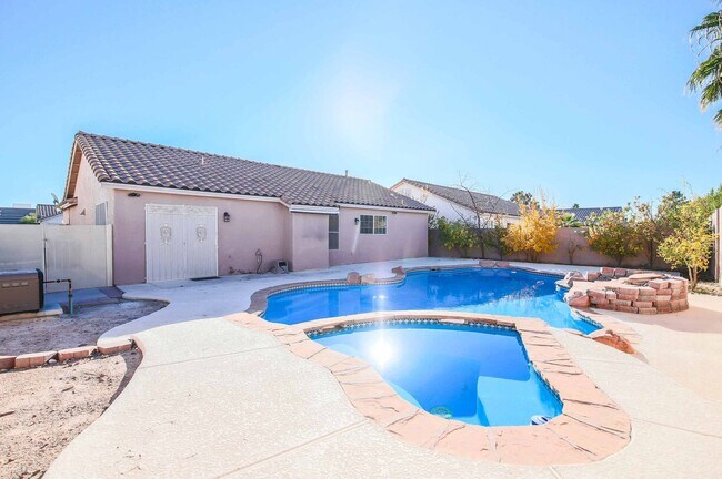 Building Photo - CUTE 3 BEDROOM HOME WITH POOL/SPA!