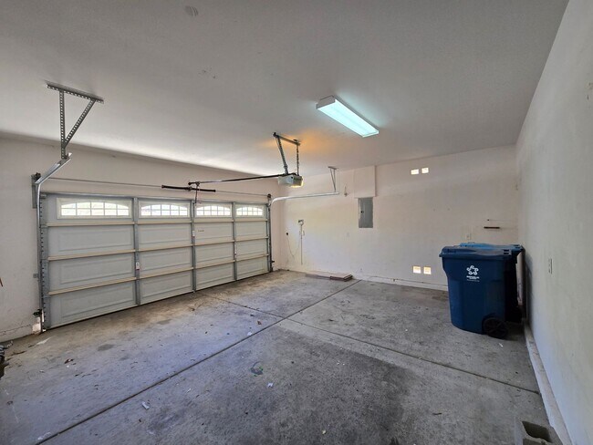 Building Photo - A Stunning 4 Bedroom Home in South West La...