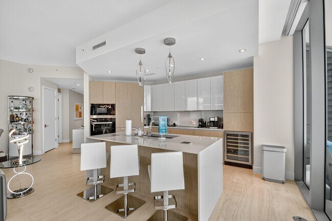 Building Photo - 3100 N Ocean Dr
