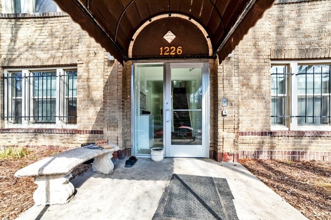 Building Photo - Top Floor Studio In Cap Hill Available NOW!