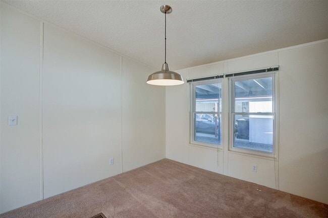 Building Photo - 3 bedroom, 2 bathroom home in 55+ Community of The Villages at Lynx Creek