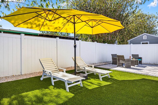 Building Photo - 310 W Warren Ave