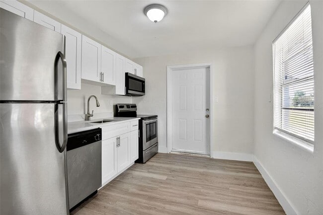 Building Photo - 2425 Anastasia Dr