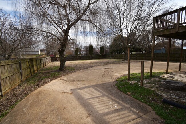 Building Photo - 3 Bedroom 2 Bath Pet Friendly Home For Rent!