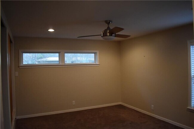 Building Photo - 2701 Twin Oaks Dr