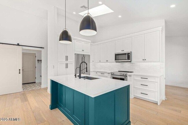 Building Photo - 5715 E Campo Bello Dr