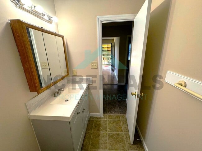 Building Photo - 663 Sunnybrook Rd