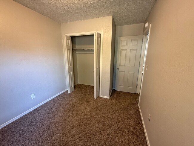 Building Photo - 5728 S Vancouver Ave