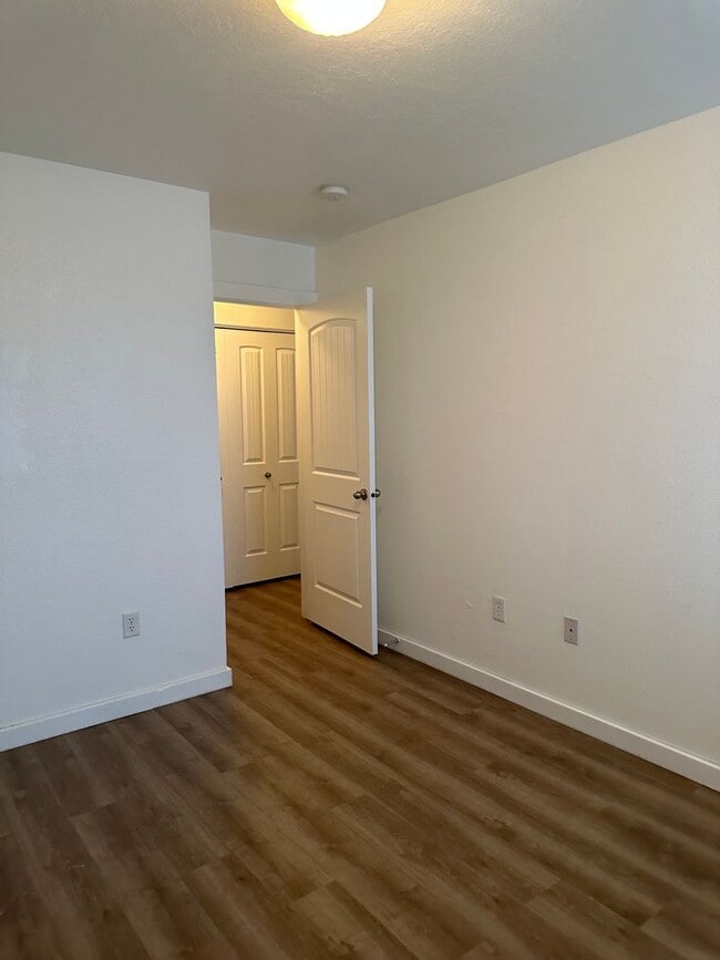 Building Photo - Cute 3 bedroom, 2 bath townhome with Community Pool in Boise