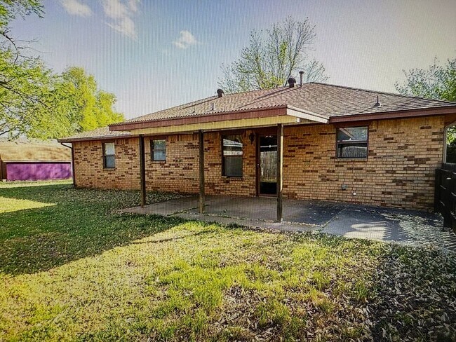 Building Photo - New paint, New flooring, New appliances in...