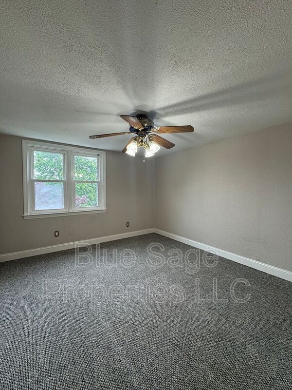 Building Photo - 228 W Wyncliffe Ave