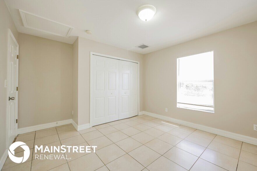 Building Photo - 448 Reading St