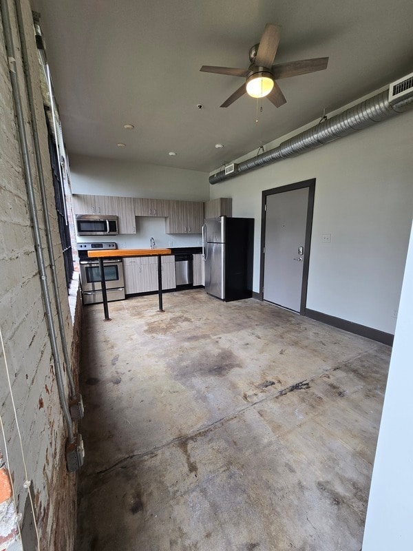 Building Photo - 123 Pine St