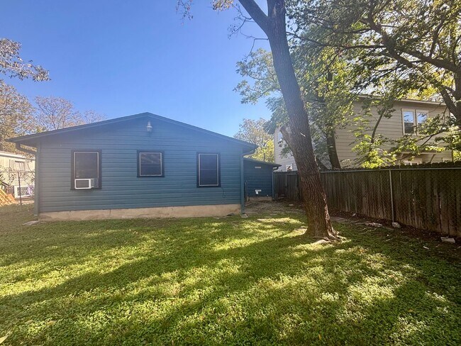 Building Photo - 2/1 House in Hip East Austin!