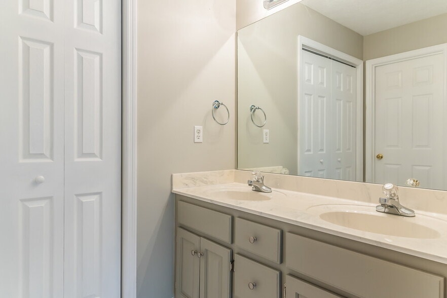 Building Photo - 107 Walton Trce S