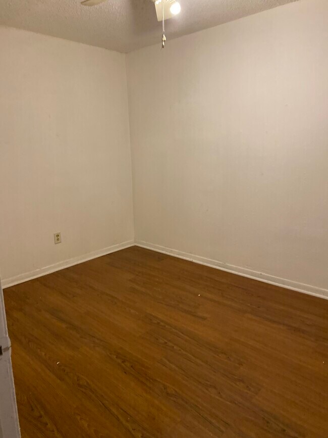 Building Photo - 306 W Valley Rd