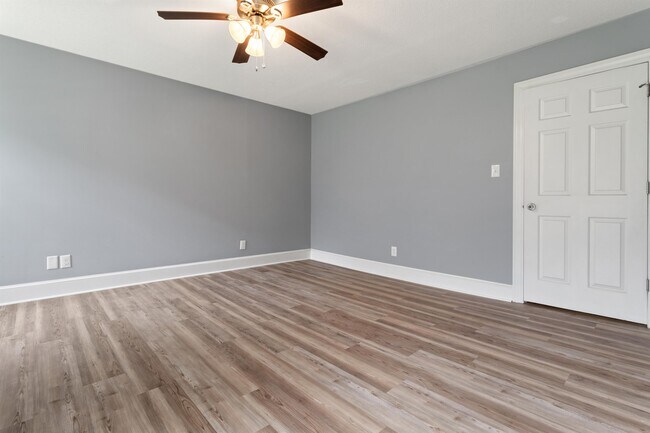 Building Photo - 1301 Roundtree Dr