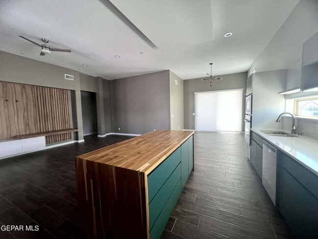 Building Photo - Open floor plan. 4 Bedrooms, 2.5 baths, 2 ...