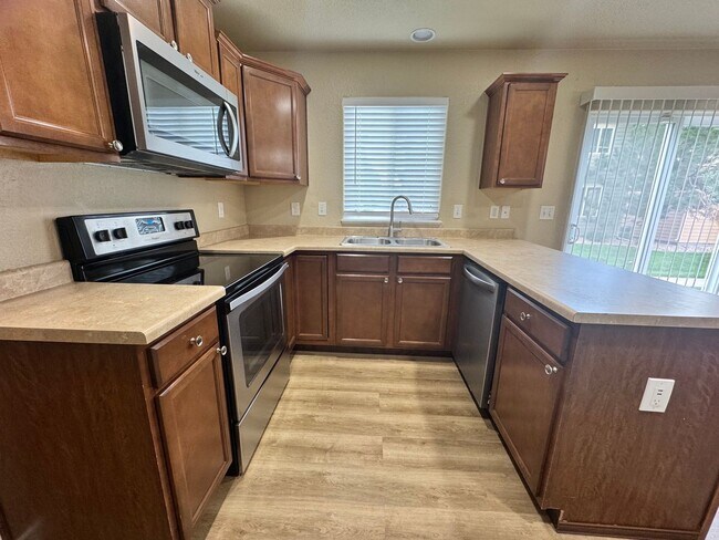 Building Photo - 3 Bedroom in Sierra Springs