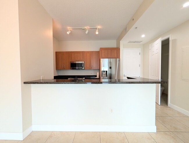 Building Photo - Modern 1BR/1BA Condo with 2 Parking Spaces – Prime Coral Gables Location