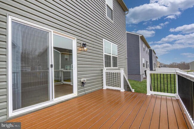 Building Photo - 3210 White Tail Dr