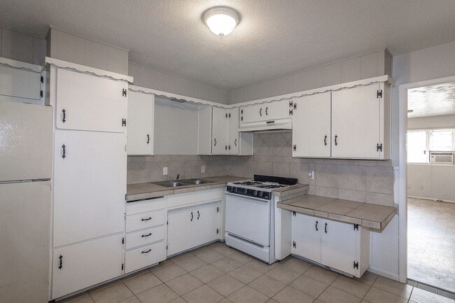 Building Photo - Cute 2-Bedroom Duplex Coming Soon!