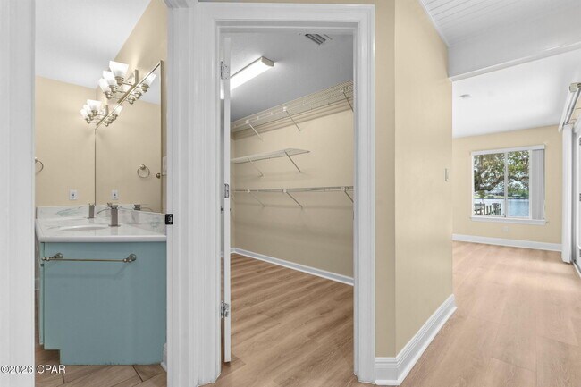 Building Photo - 2718 Country Club Dr