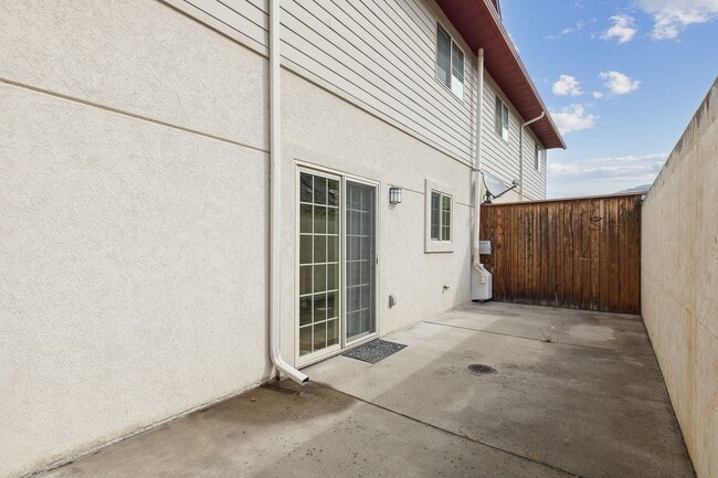 Building Photo - Spacious Sun-filled 3 bed 2.5 Bath Townhouse