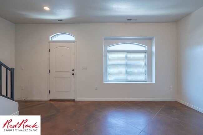 Building Photo - 3 Bedroom & 2.5 Bathroom & Dog Friendly!