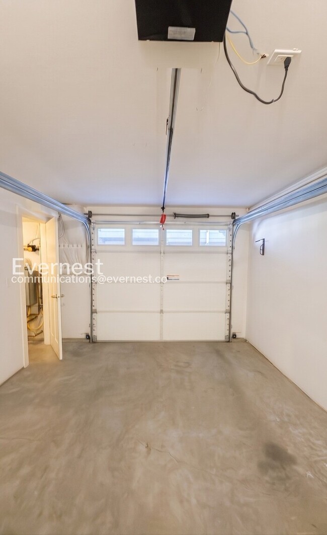 Building Photo - 3 Bed, 1.5 Bath Townhome with Fenced Yard / Vouchers Accepted / Coming Soon!