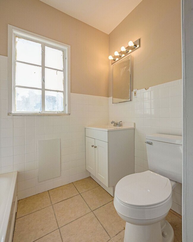 Building Photo - 914 S 4th St