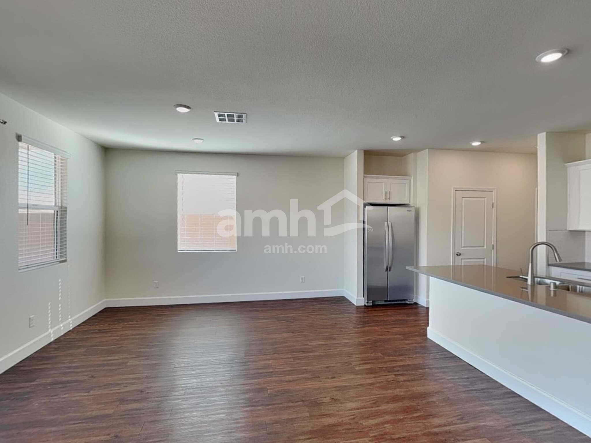 Building Photo - 556 Topiary Pk Ave