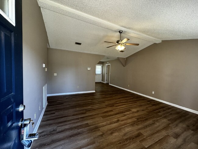 Building Photo - House for Rent