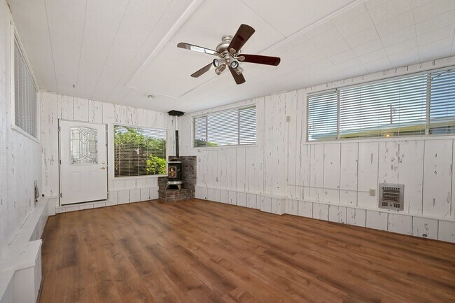 Building Photo - 1000 Grass Valley Hwy