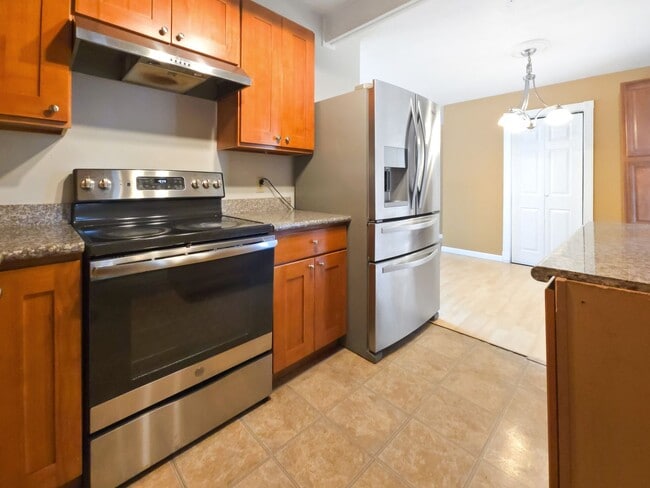 Building Photo - Bright Rambler in Prime Location