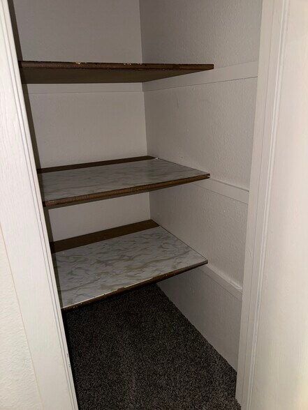 Linen closet - 7526 Banner Ct