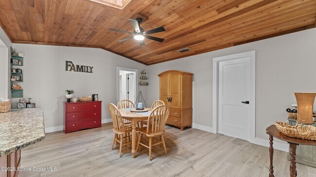 Building Photo - 375 Cherry Dr